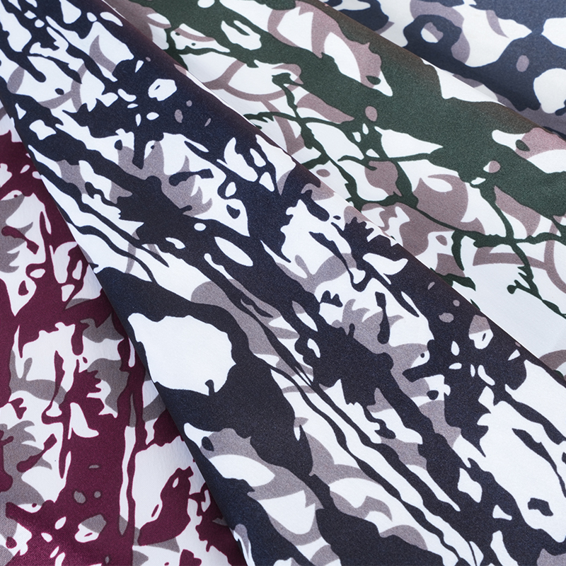 50/75 mat satijnen stof met graffitiprint